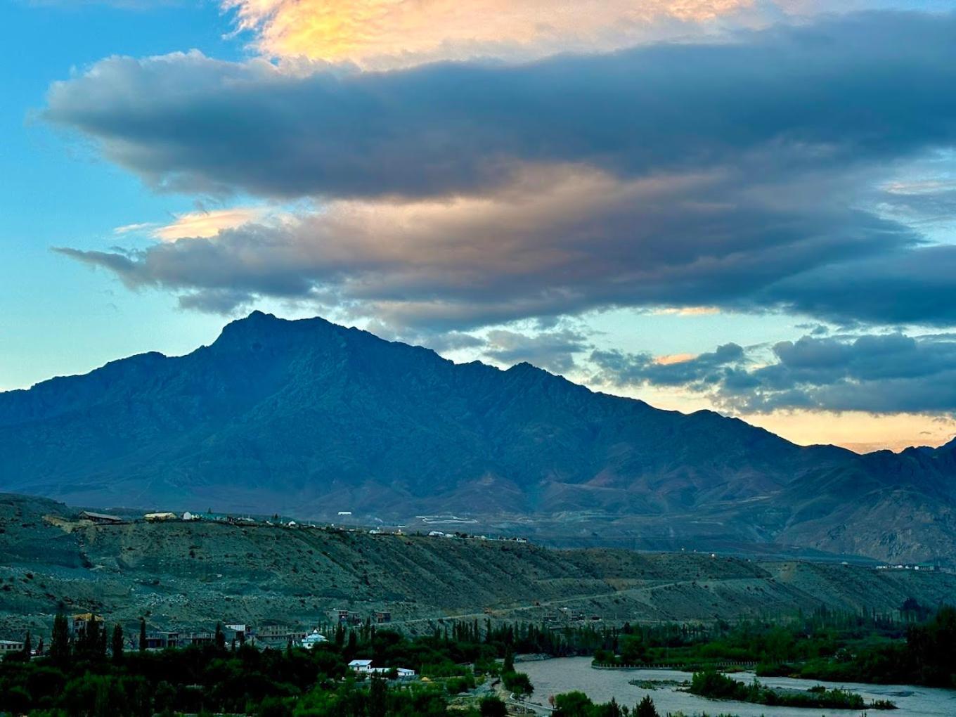 White Castle Kargil Hotel Bagian luar foto