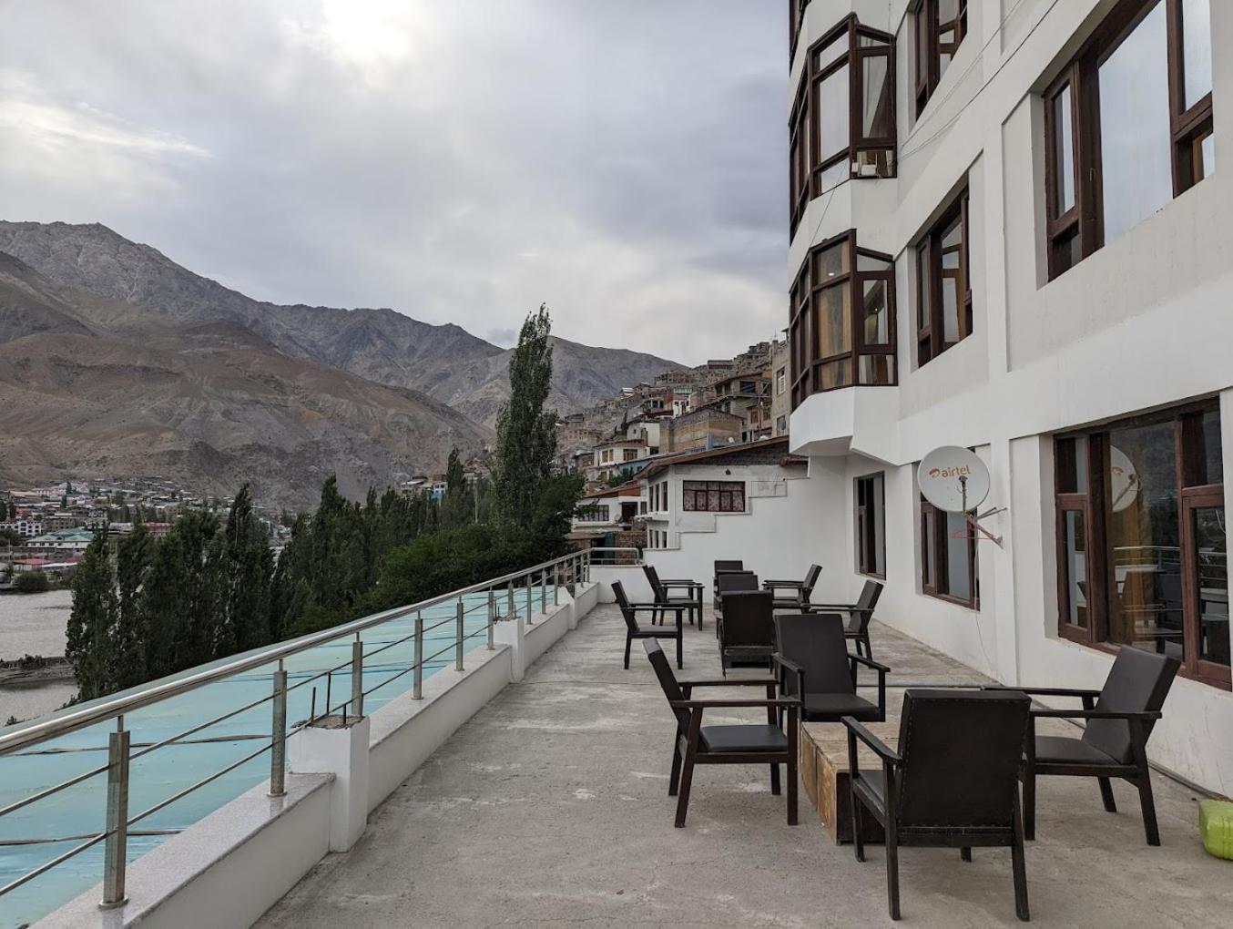 White Castle Kargil Hotel Bagian luar foto